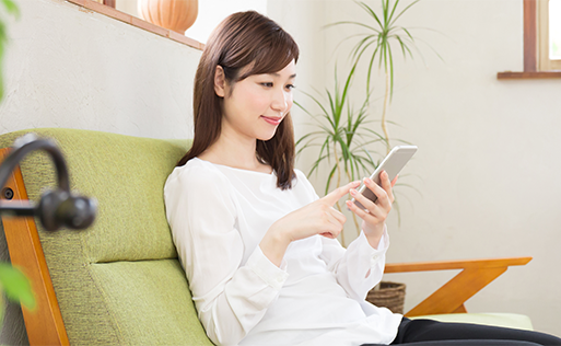 スマホを見る女性